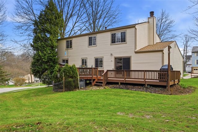 17 Giant Oak Dr, Economy, PA 15005