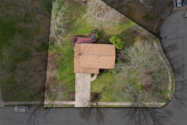 17 Giant Oak Dr, Economy, PA 15005