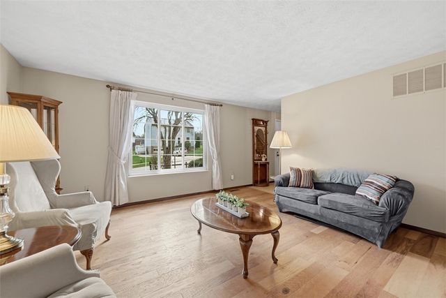 17 Giant Oak Dr, Economy, PA 15005