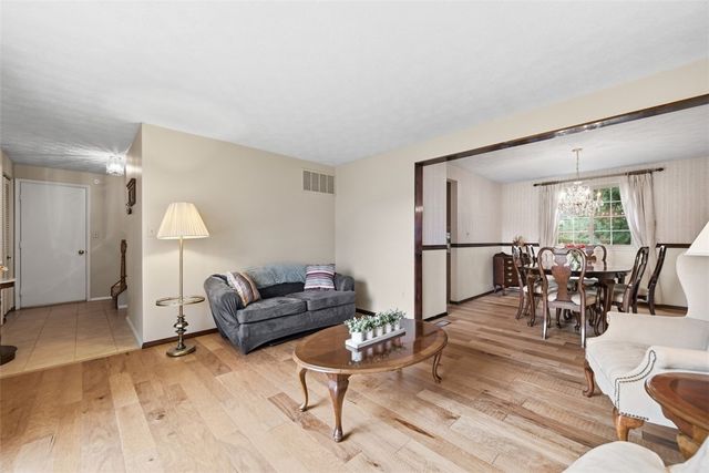 17 Giant Oak Dr, Economy, PA 15005