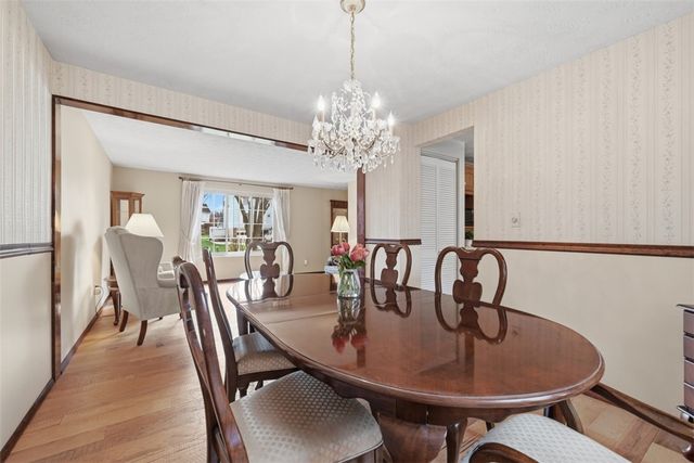 17 Giant Oak Dr, Economy, PA 15005