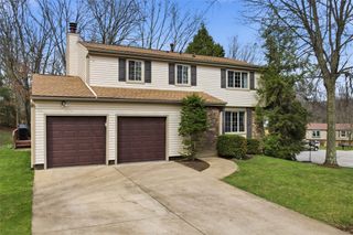 17 Giant Oak Dr, Economy, PA 15005