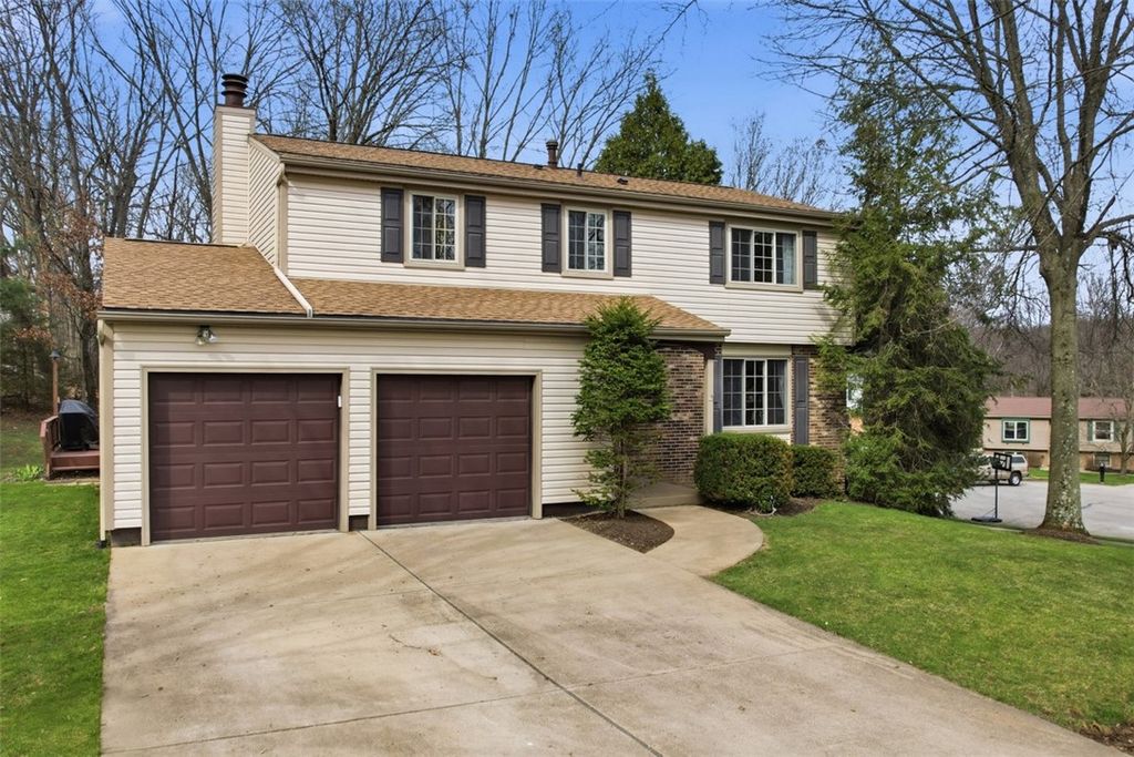 17 Giant Oak Dr, Economy, PA 15005