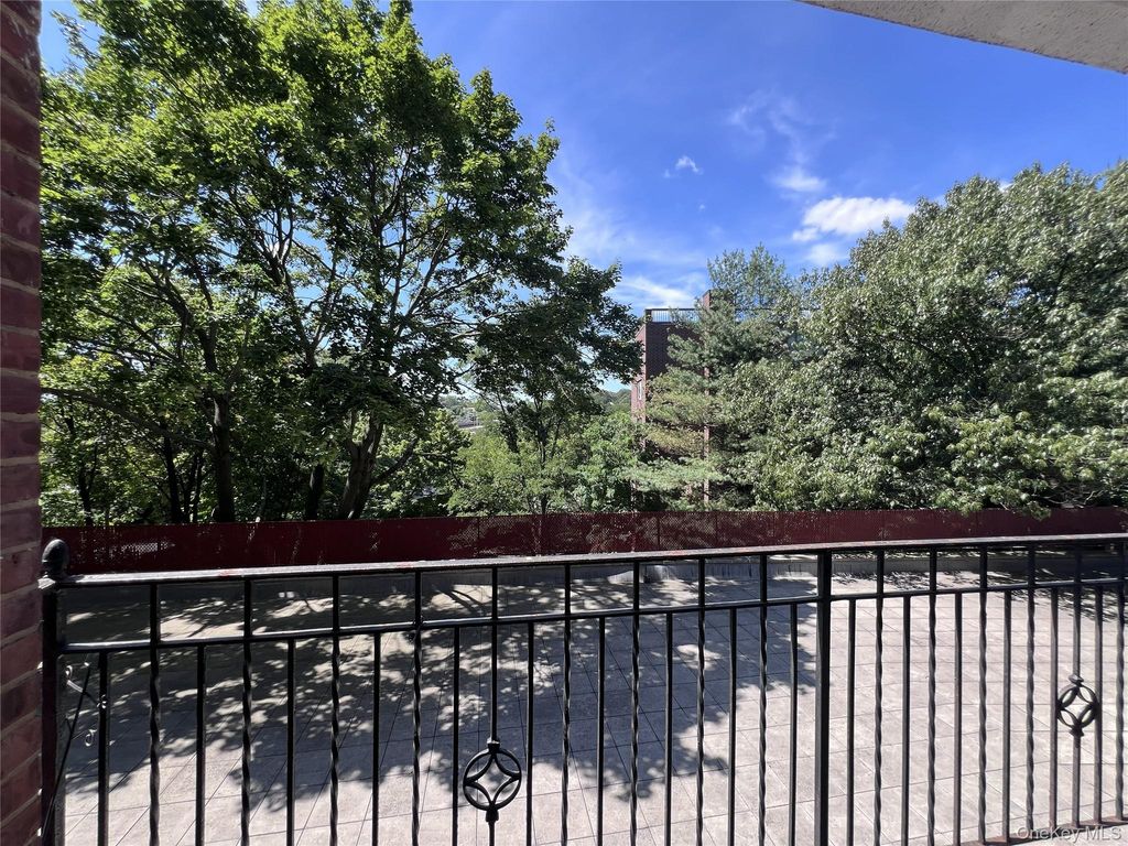 280 Collins Avenue 2B, Fleetwood, NY 10552 — exterior