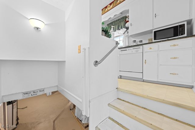 215 Lake Avenue NE, Hartville, OH 44632