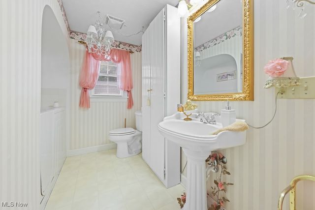 215 Lake Avenue NE, Hartville, OH 44632