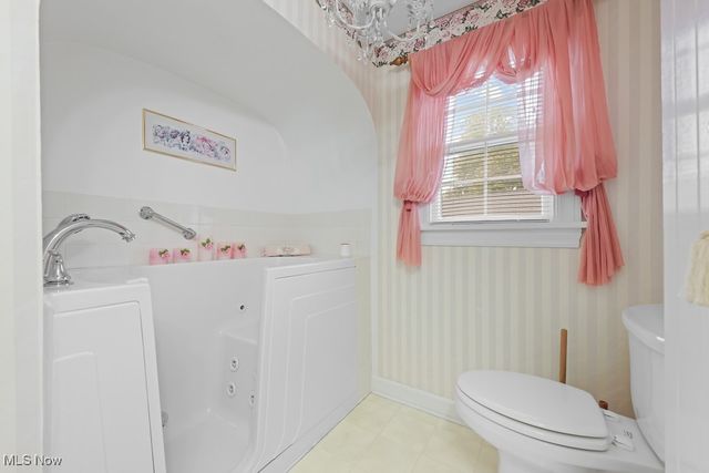 215 Lake Avenue NE, Hartville, OH 44632