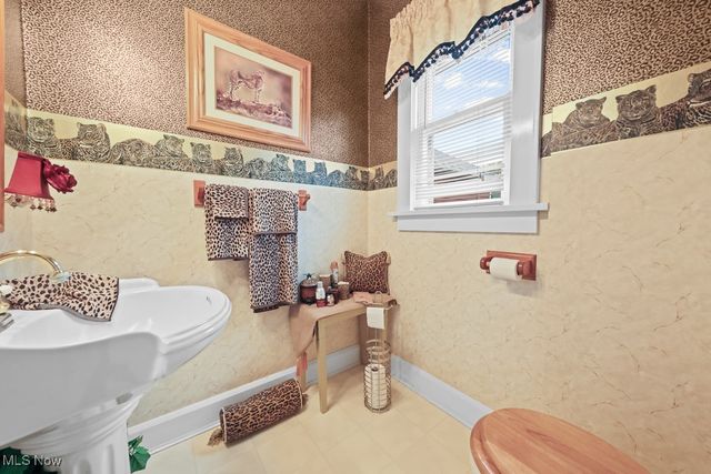 215 Lake Avenue NE, Hartville, OH 44632