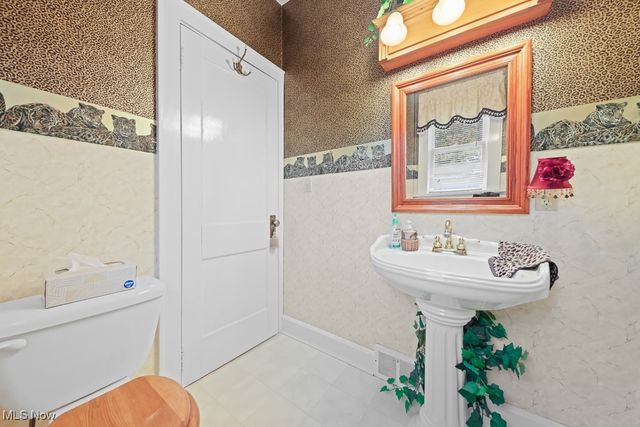 215 Lake Avenue NE, Hartville, OH 44632