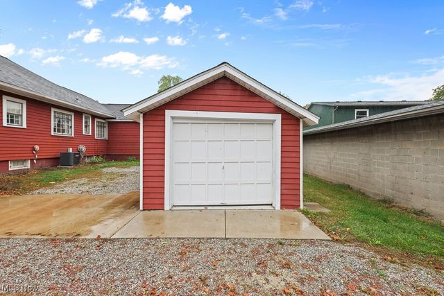 215 Lake Avenue NE, Hartville, OH 44632