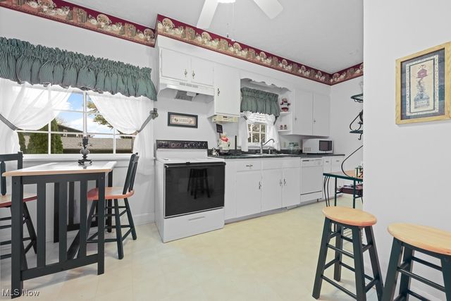 215 Lake Avenue NE, Hartville, OH 44632