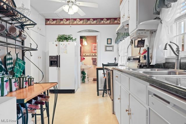 215 Lake Avenue NE, Hartville, OH 44632