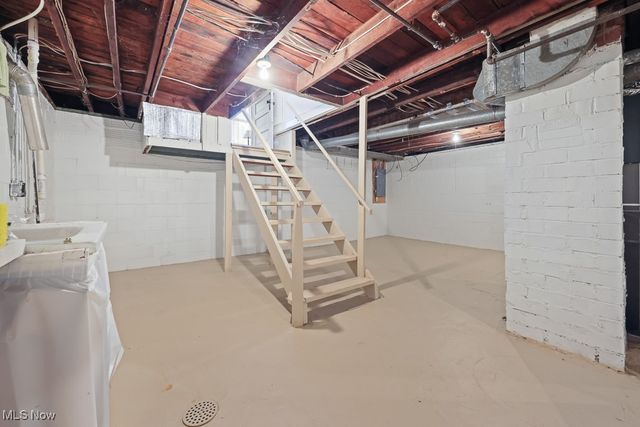 215 Lake Avenue NE, Hartville, OH 44632