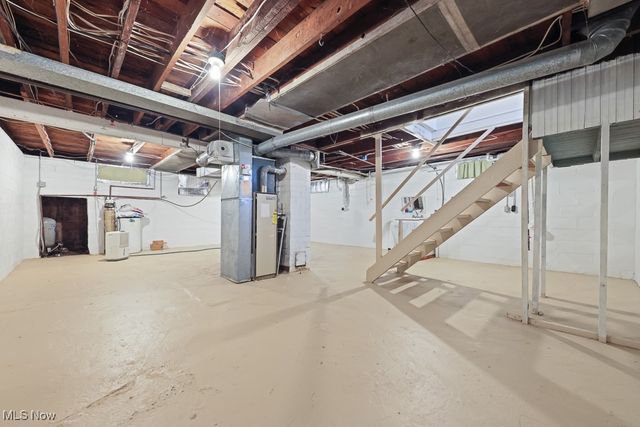 215 Lake Avenue NE, Hartville, OH 44632