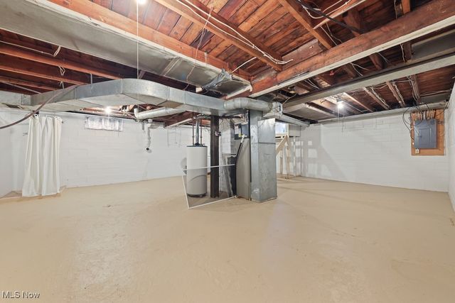 215 Lake Avenue NE, Hartville, OH 44632