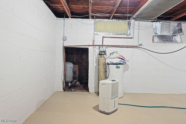 215 Lake Avenue NE, Hartville, OH 44632