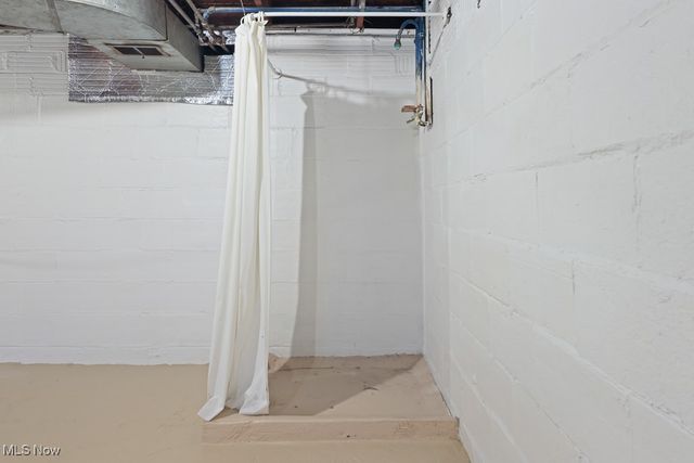 215 Lake Avenue NE, Hartville, OH 44632