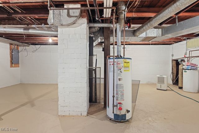 215 Lake Avenue NE, Hartville, OH 44632