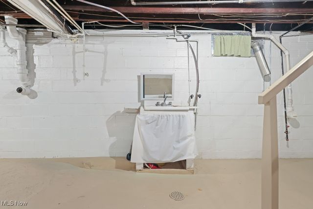 215 Lake Avenue NE, Hartville, OH 44632