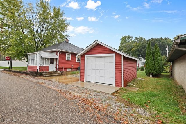 215 Lake Avenue NE, Hartville, OH 44632