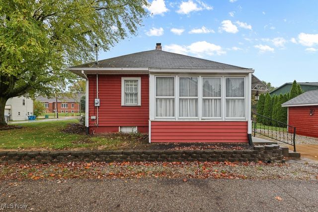 215 Lake Avenue NE, Hartville, OH 44632