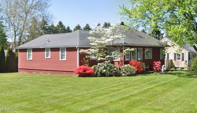 215 Lake Avenue NE, Hartville, OH 44632