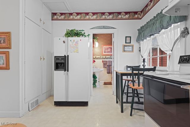 215 Lake Avenue NE, Hartville, OH 44632