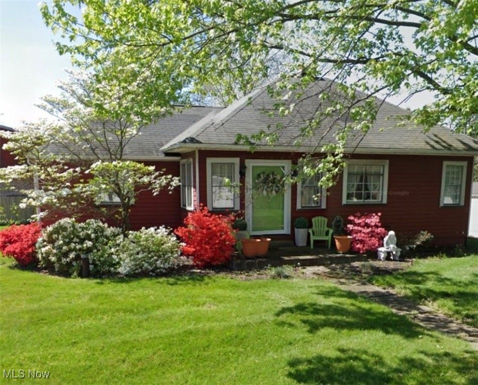 215 Lake Avenue NE, Hartville, OH 44632