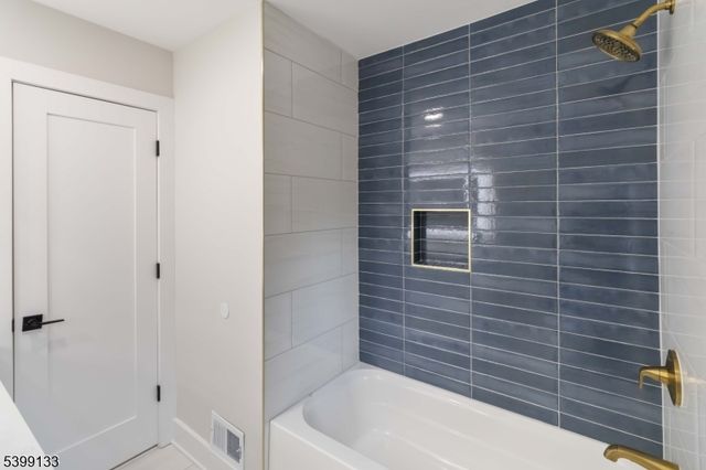 6 Kenneth Ct, Florham Park Boro, NJ 07932