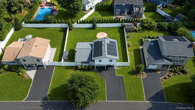 18 Catherwood Crescent, Melville, NY 11747