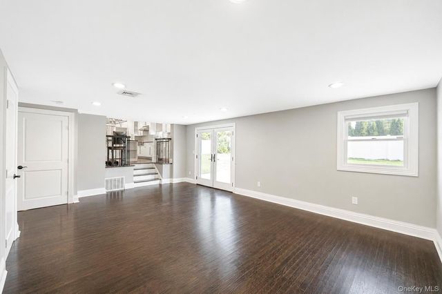 18 Catherwood Crescent, Melville, NY 11747
