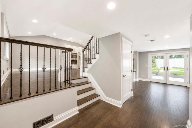 18 Catherwood Crescent, Melville, NY 11747