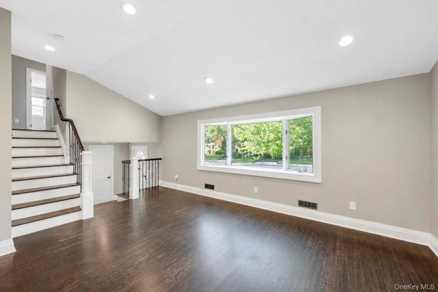 18 Catherwood Crescent, Melville, NY 11747
