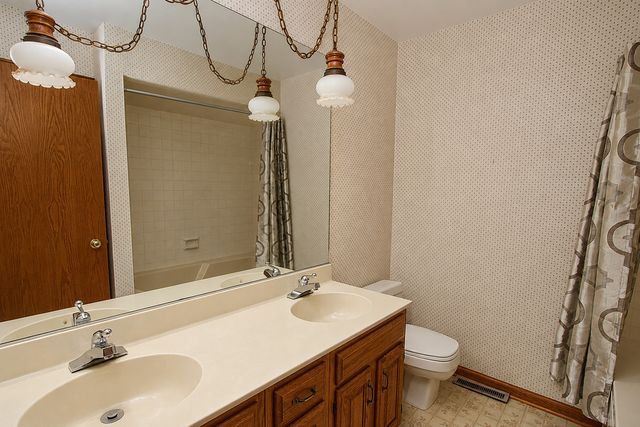 5217 Briarwood Road, Woodstock, IL 60098