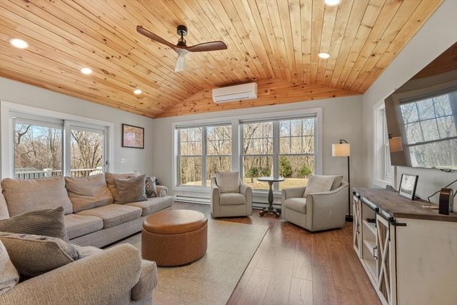 84 Hammond St, Rowley, MA 01969