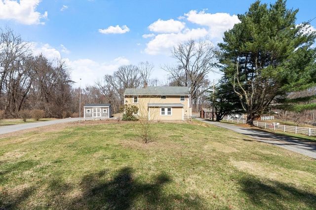 84 Hammond St, Rowley, MA 01969