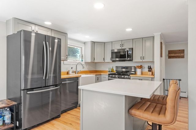 84 Hammond St, Rowley, MA 01969