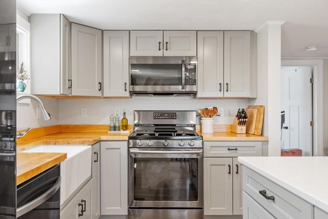 84 Hammond St, Rowley, MA 01969