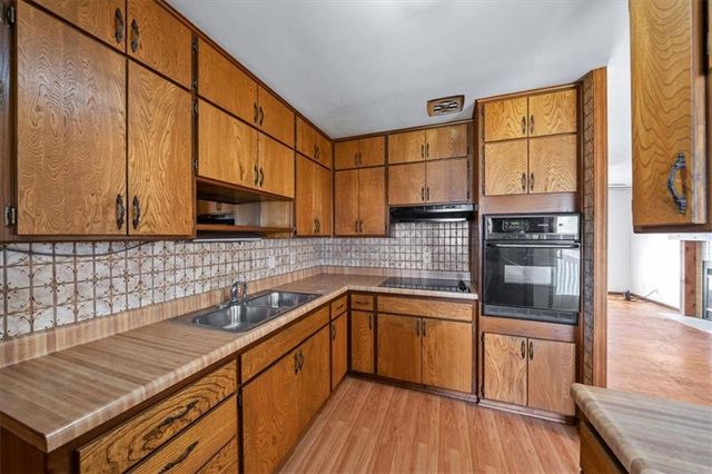 18508 E 8th Street N, Independence, MO 64056