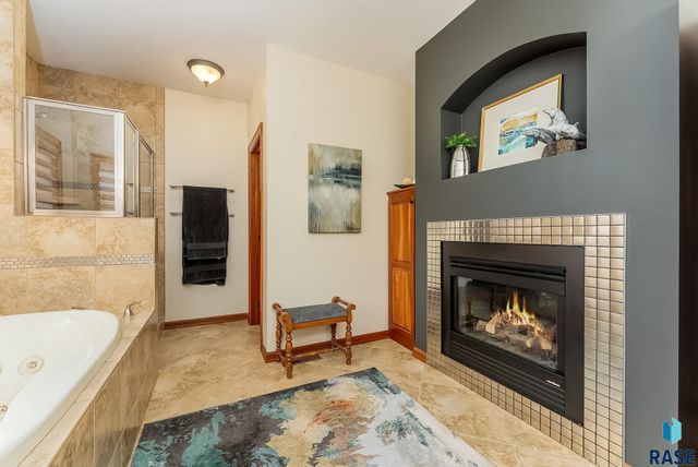 8216 S Seven Oaks Dr Drive, Sioux Falls, SD 57108