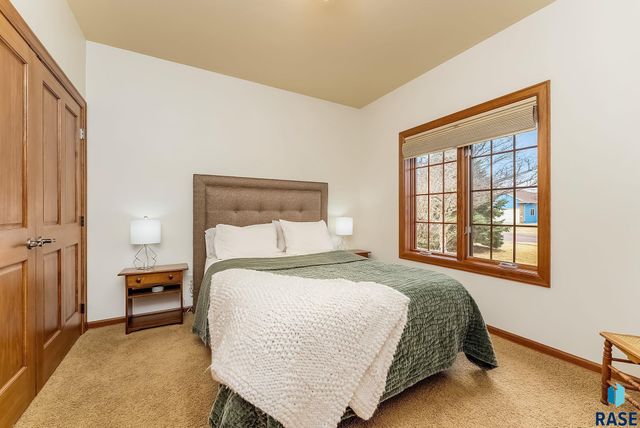 8216 S Seven Oaks Dr Drive, Sioux Falls, SD 57108