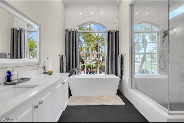 2721 Olde Cypress DR, Naples, FL 34119