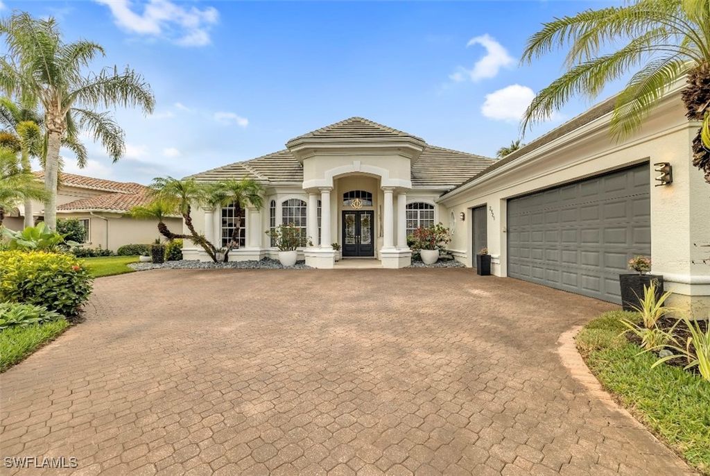 2721 Olde Cypress DR, Naples, FL 34119