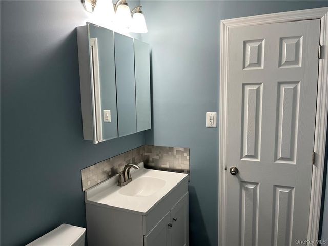 51 Whalers Cove, Babylon, NY 11702