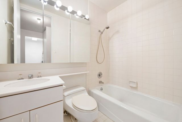 235 E 40th St Apt 9I, New York City, NY 10016