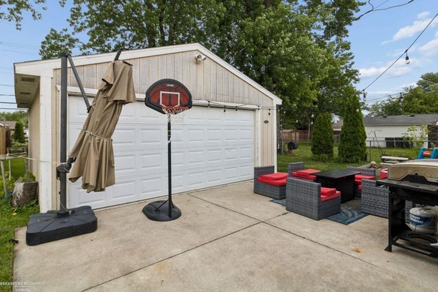 22731 Visnaw Street, St Clair Shores, MI 48081