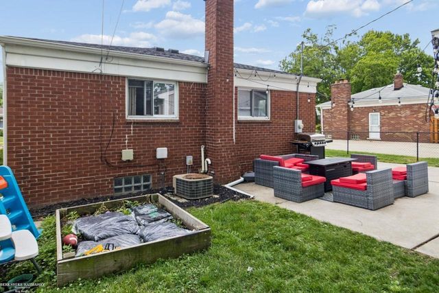 22731 Visnaw Street, St Clair Shores, MI 48081