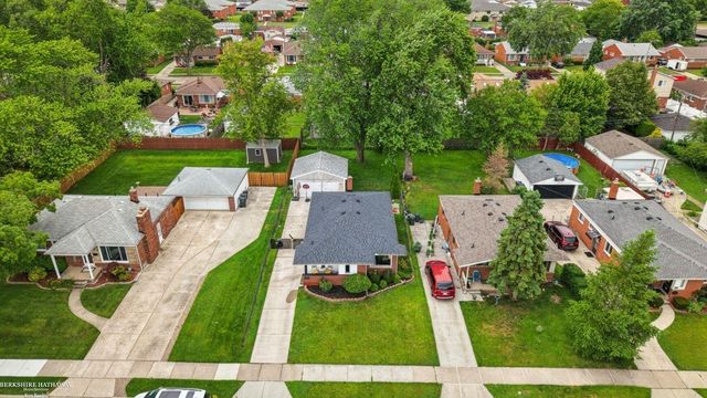 22731 Visnaw Street, St Clair Shores, MI 48081