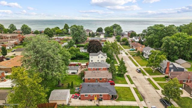 22731 Visnaw Street, St Clair Shores, MI 48081