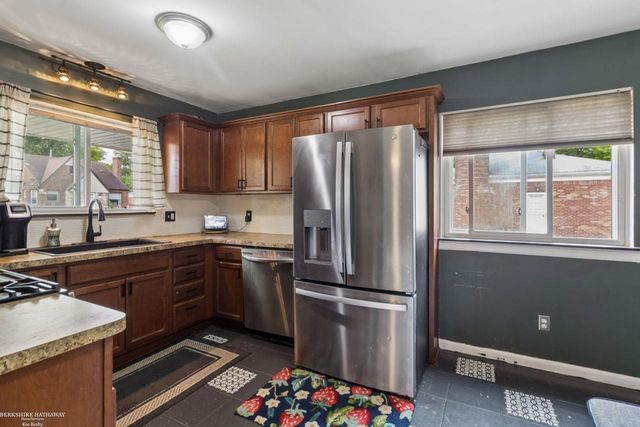 22731 Visnaw Street, St Clair Shores, MI 48081